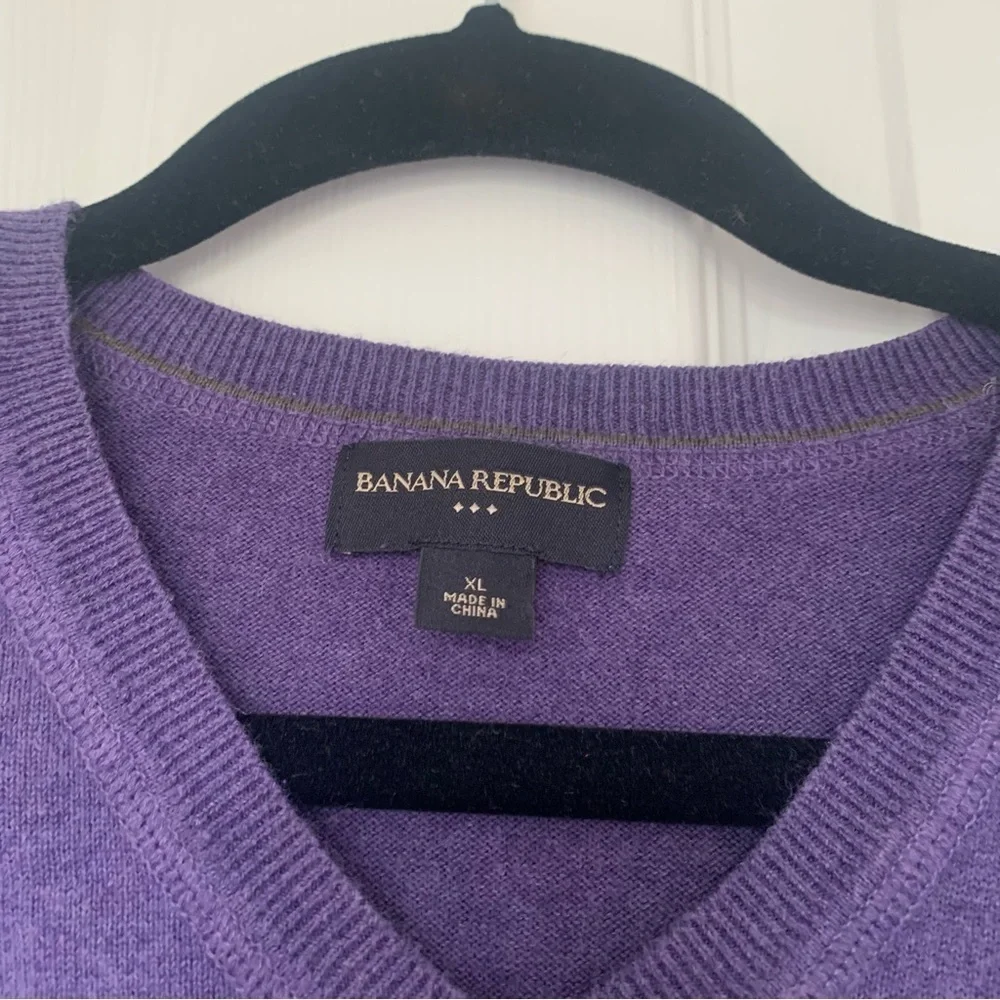 Banana Republic Men's Purple V-Neck Sweater Size Extra Large